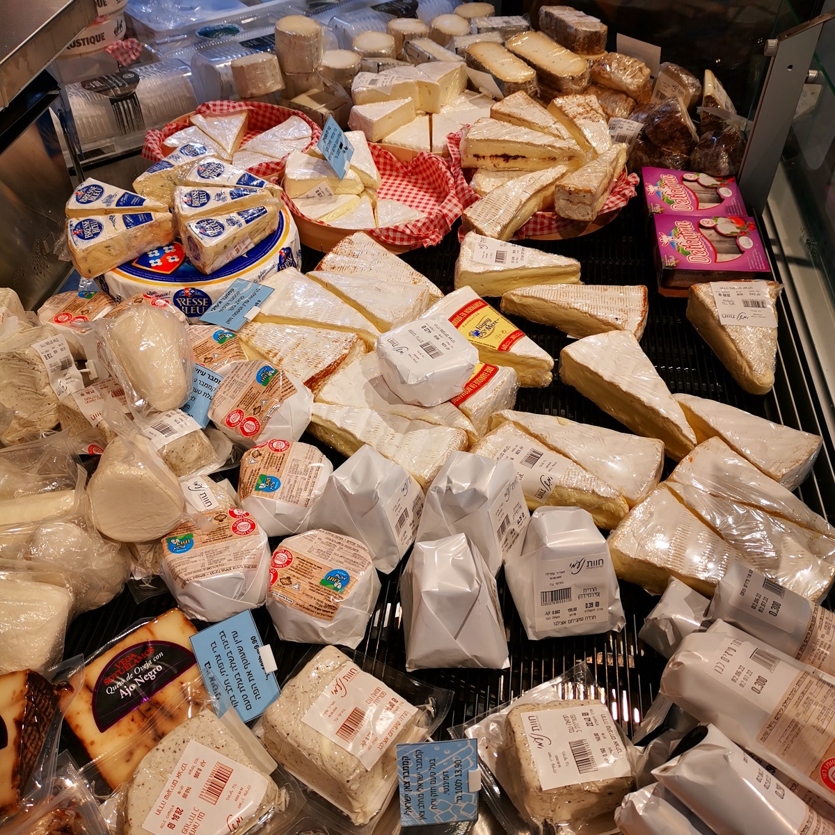 חוות נעמי סניף תל אביב - גבינות מכל העולם