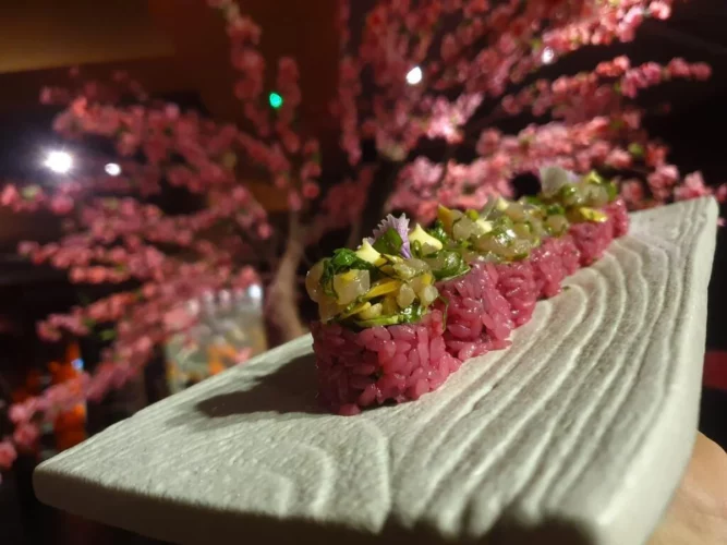 סושי ורוד - Cattaliya Roll במסעדת יאוזה