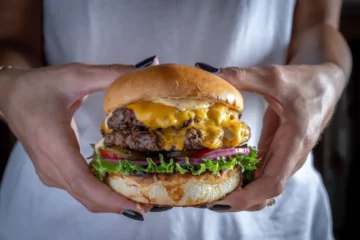M32 Burgers הוד השרון - המבורגר מבית רוזנברג