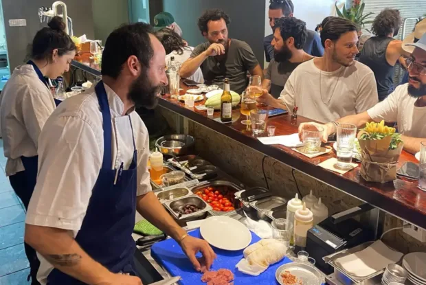 אבק של כוכבים: משתתפי משחקי השף מגיעים לבשל לכם אבק של כוכבים: משתתפי משחקי השף מגיעים לבשל לכם