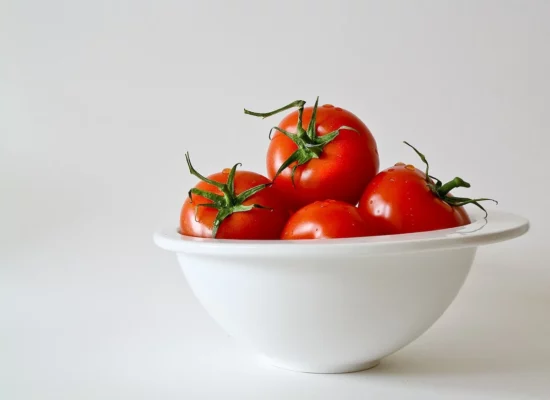 איך לשמור עגבניות טריות לאורך זמן במטבח ובמקרר