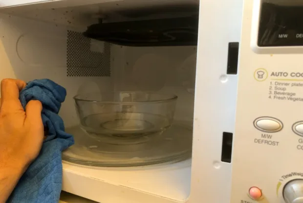 טיפ מבריק לניקיון המיקרוגל בקלות ובמהירות טיפ מבריק לניקיון המיקרוגל בקלות ובמהירות
