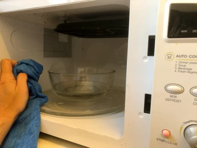 איך לנקות מיקרוגל בקלות ובמהירות