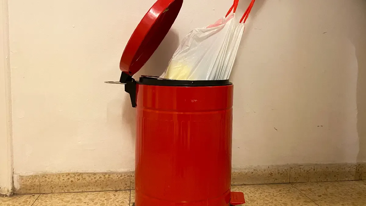 הפח מסריח במטבח? כל השיטות למניעת ריח רע בפח האשפה הפח מסריח במטבח? כל השיטות למניעת ריח רע בפח האשפה