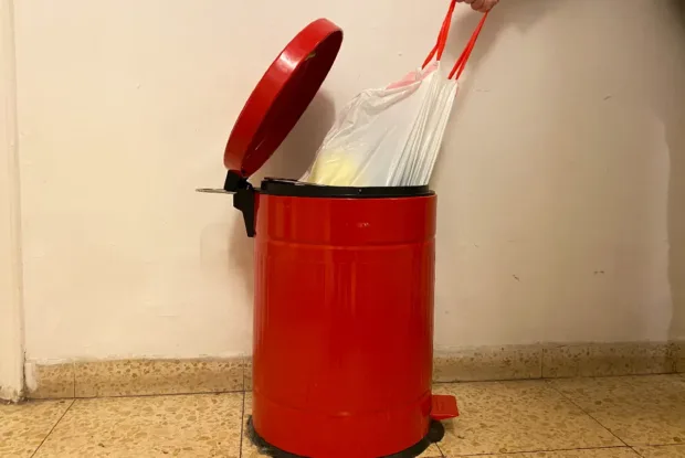 הפח מסריח במטבח? כל השיטות למניעת ריח רע בפח האשפה הפח מסריח במטבח? כל השיטות למניעת ריח רע בפח האשפה