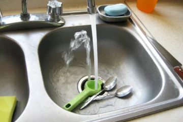 איך להעלים ריח רע מהכיור במטבח