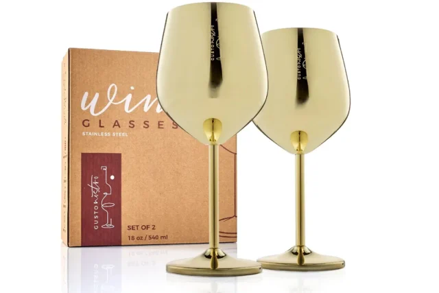 כוסות יין מוזהבות - האהבה היא עיוורת של נטפליקס