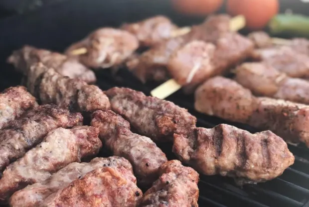 מלך הקבב: הגריל הרומני של מישו עושה קאמבק חד פעמי מלך הקבב: הגריל הרומני של מישו עושה קאמבק חד פעמי