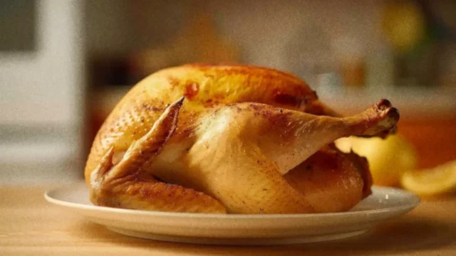 עוף צלוי עם עור קריספי