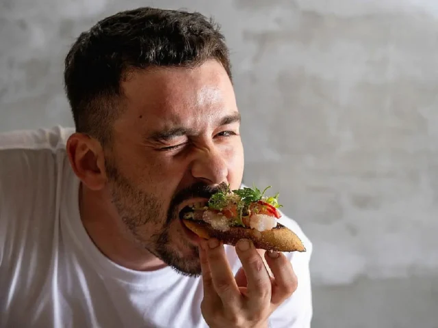 מסעדת קילומטראז מארחת את אסף גרניט ומחניודה