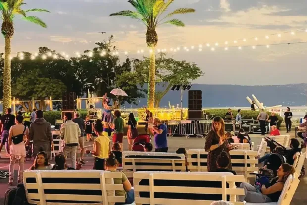 לראשונה בנמל עין גב: שוק לילה שמח מול הכנרת לראשונה בנמל עין גב: שוק לילה שמח מול הכנרת