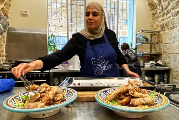 לבשל בבית אלפראשה: אוכל עכואי דרך הנשים שעושות את העיר לבשל בבית אלפראשה: אוכל עכואי דרך הנשים שעושות את העיר