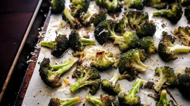 ברוקולי בתנור עם לימון, צ'ילי ופרמזן
