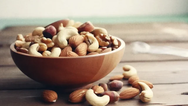 סוגי אגוזים שונים קלויים במחבת