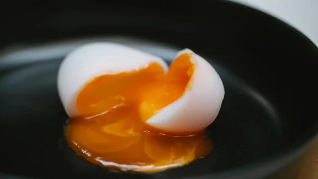 ביצה רכה על צלחת שחורה