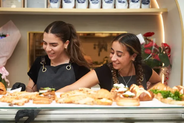 טירמיסו פיסטוק או קרואסון פריקסה? פנינה פאי חוגגת 25 בפופ אפ מפתה טירמיסו פיסטוק או קרואסון פריקסה? פנינה פאי חוגגת 25 בפופ אפ מפתה