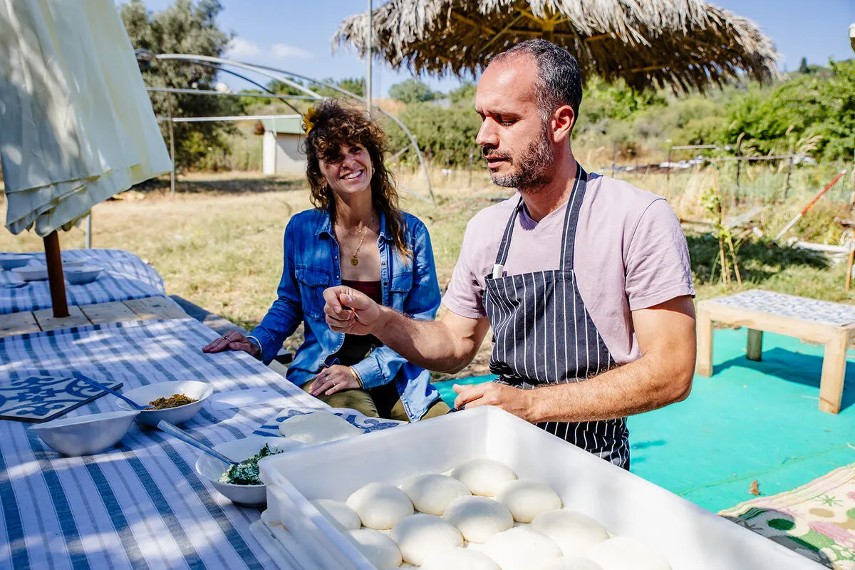 משתתפי סדנה מכינים בצק פיצה