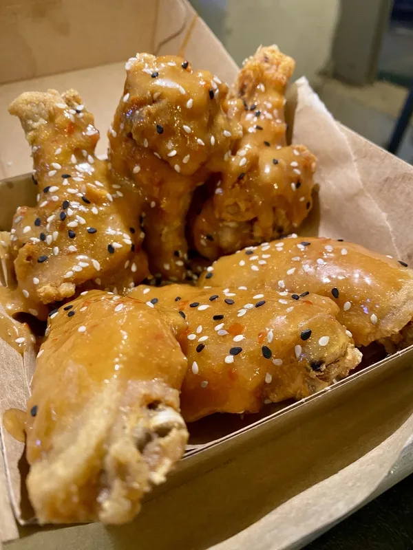 כנפיים ברוטב חמאת בוטנים וצ'ילי