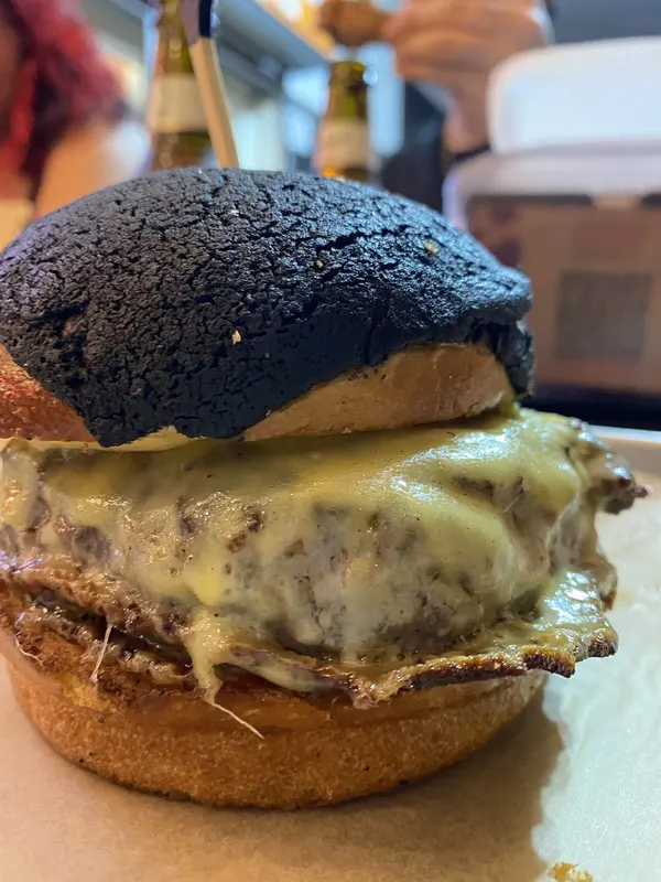 המבורגר בלחמניה עם כיפת שום שחור