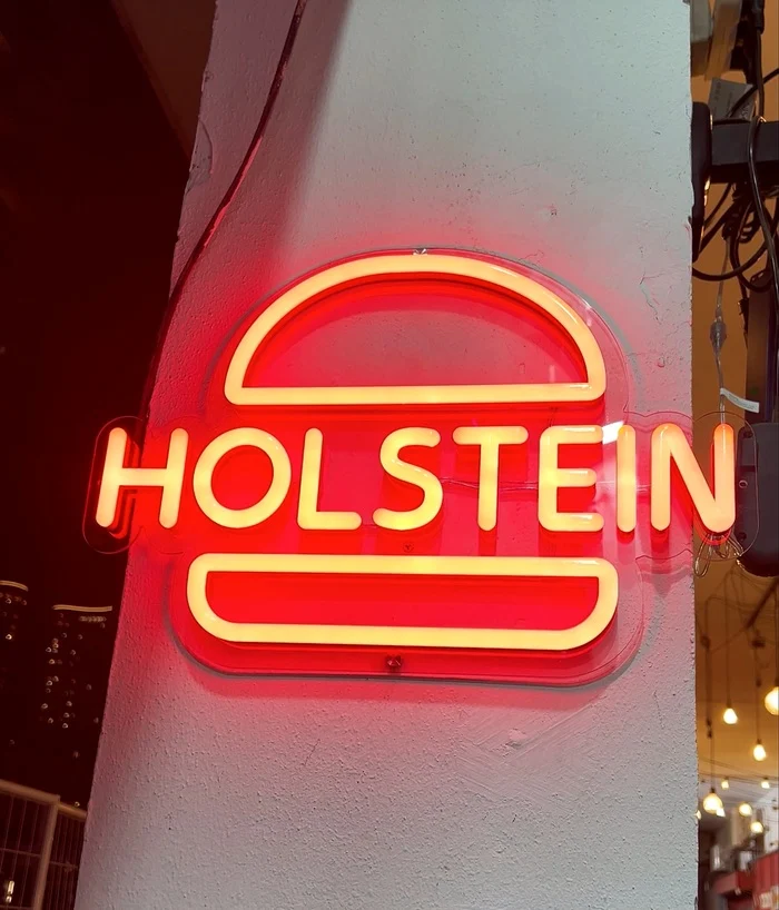 שלט ניאון עם הכיתוב HOLSTEIN