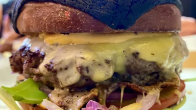 המבורגר עם גבינה ולחמניית שום שחור