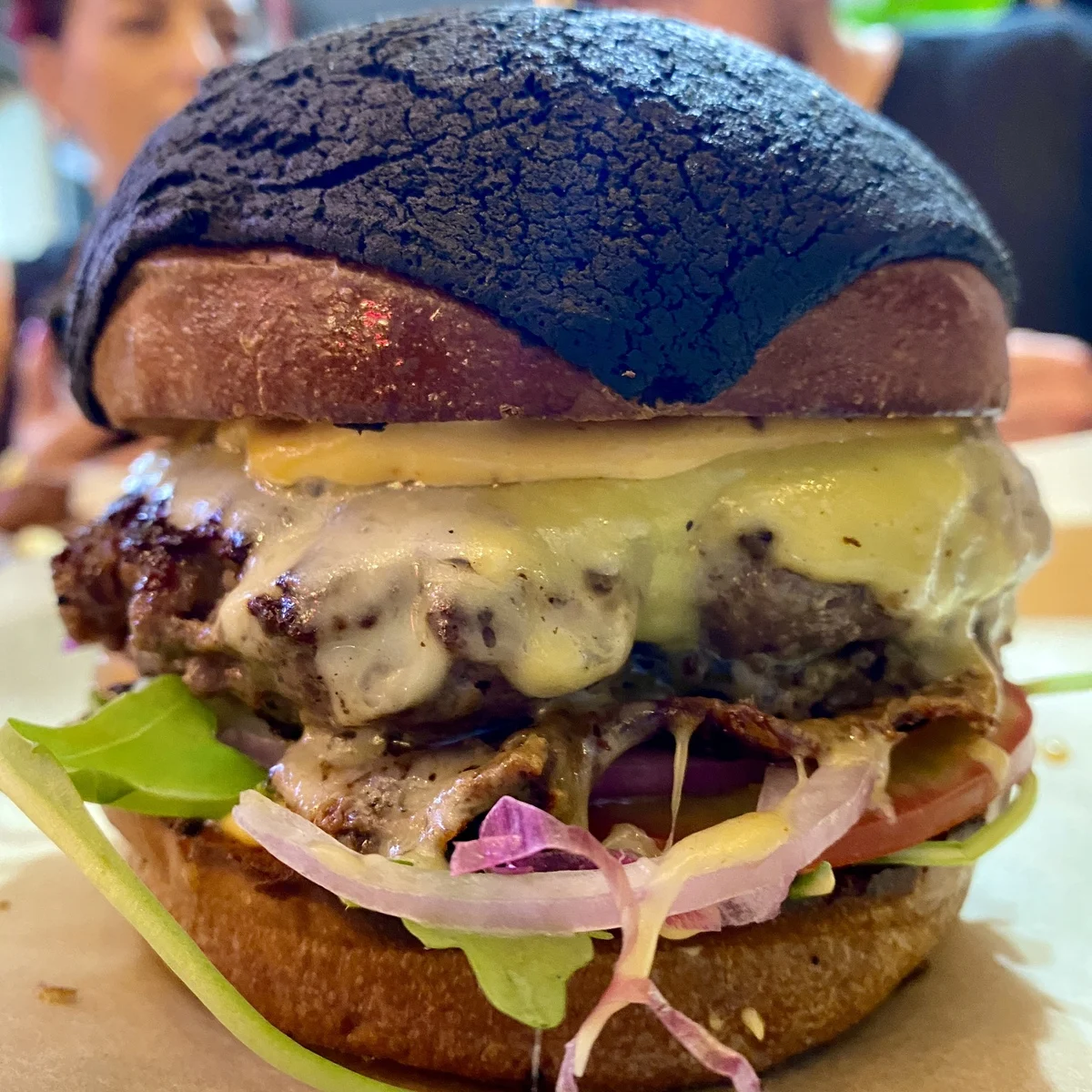 המבורגר עם גבינה ולחמניית שום שחור