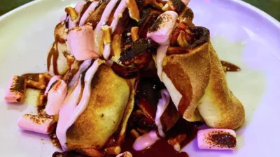 רוזלך קרם מרשמלו, שוקולד מריר, פירורי בייגל מלוח ופתיבר, רוטב שוקולד מריר ומיני מרשמלו חרוך