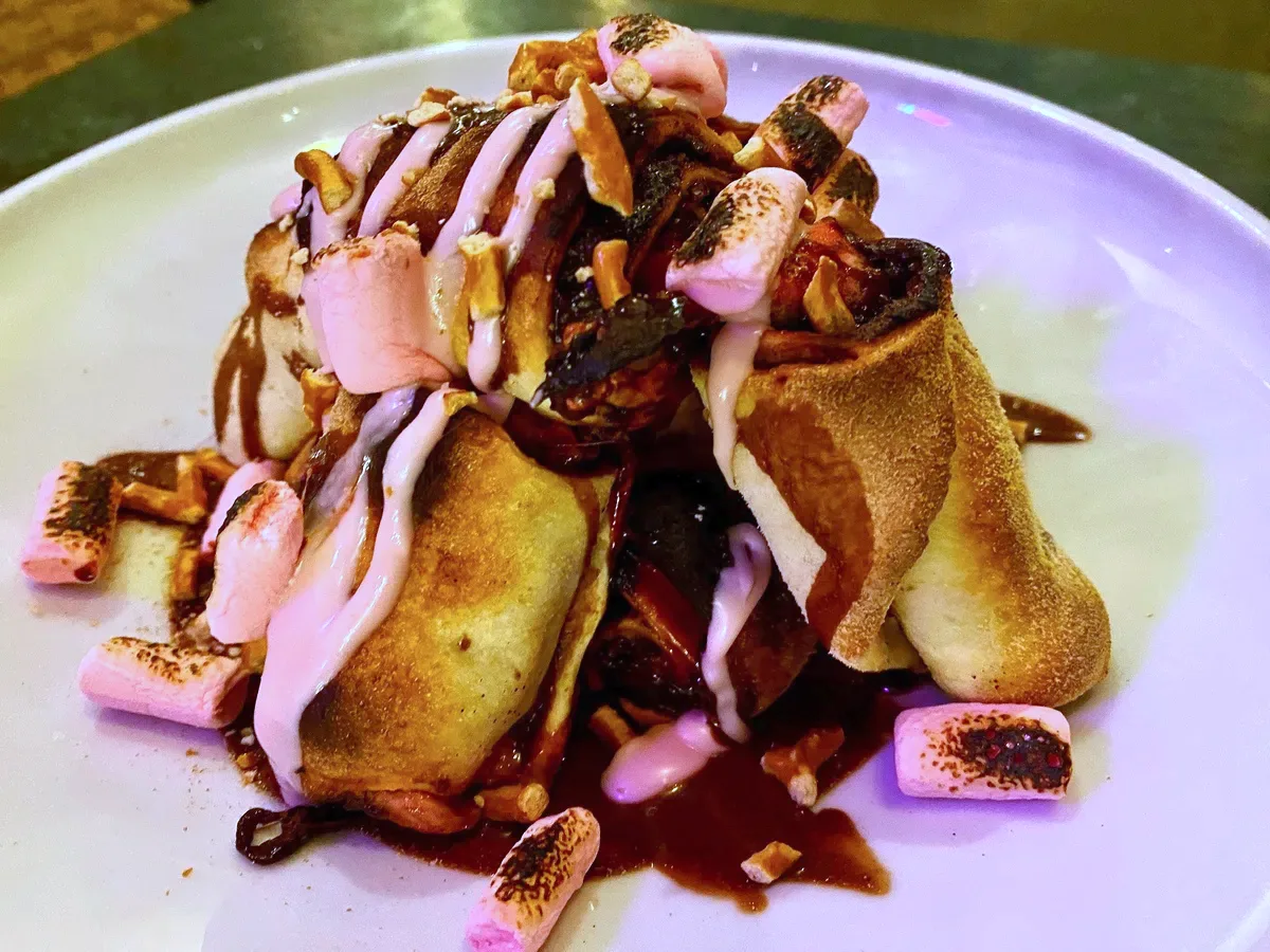 רוזלך קרם מרשמלו, שוקולד מריר, פירורי בייגל מלוח ופתיבר, רוטב שוקולד מריר ומיני מרשמלו חרוך