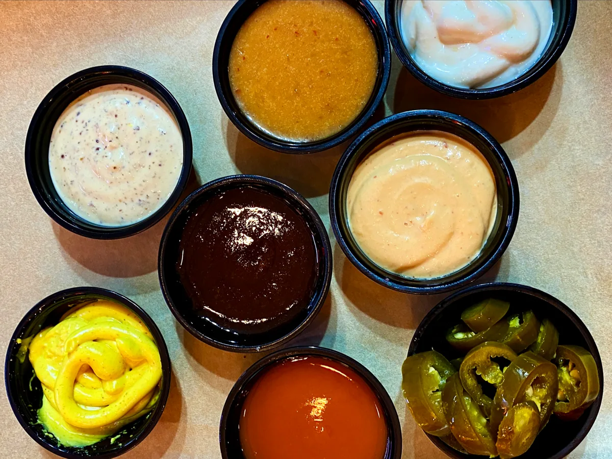 רטבים שונים בקעריות שחורות קטנות