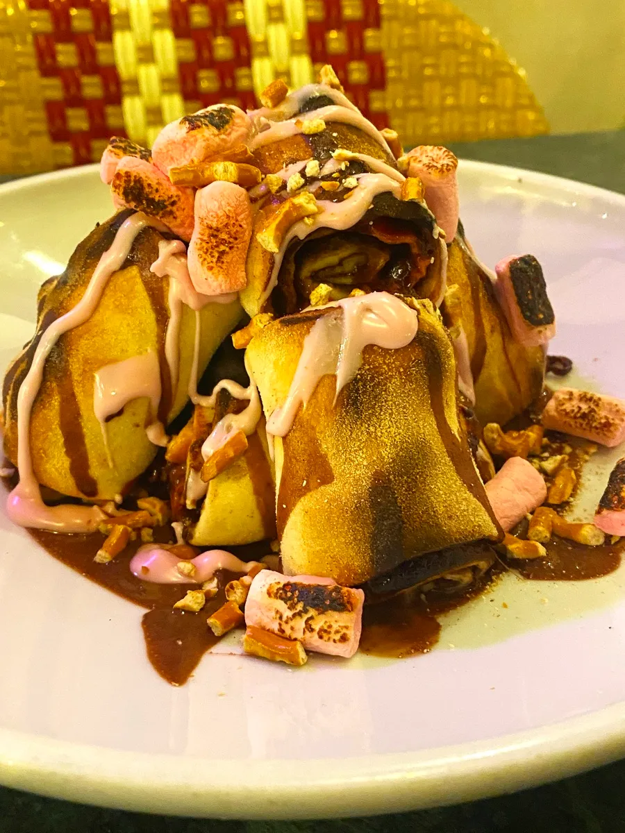 רוזלך קרם מרשמלו, שוקולד מריר, פירורי בייגל מלוח ופתיבר, רוטב שוקולד מריר ומיני מרשמלו חרוך