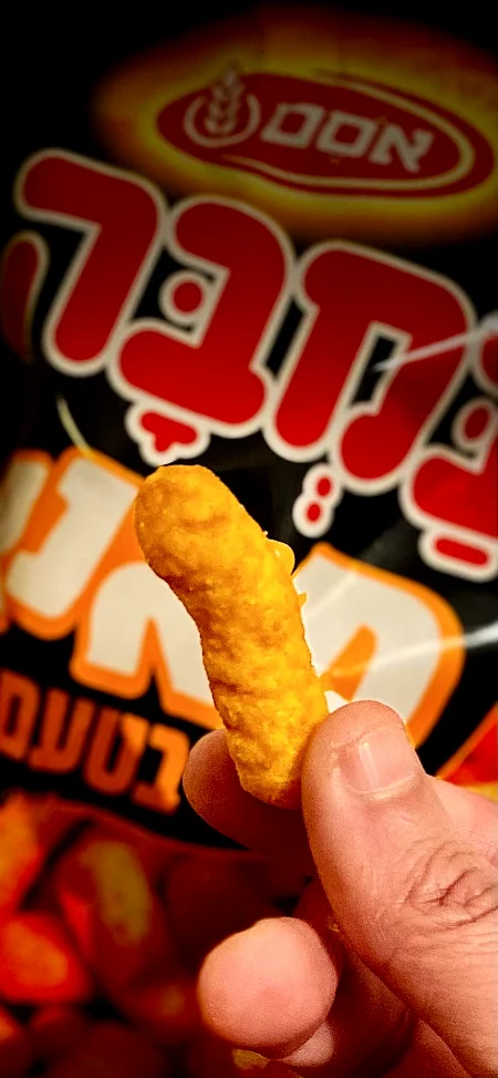 במבה מאנצ' בטעם צ'דר על רקע שקית במבה