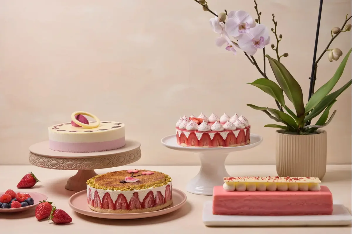 עוגות חגיגיות על שולחן חג