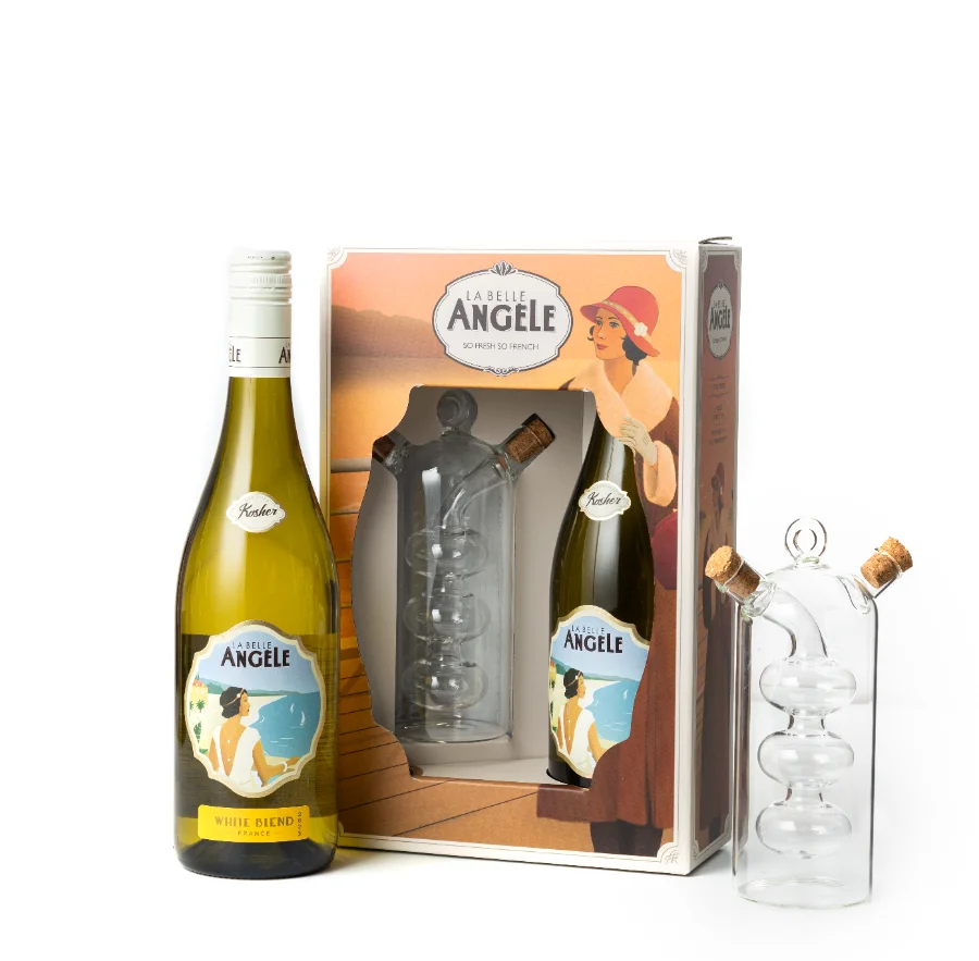 בקבוק יין עם כלי הגשה