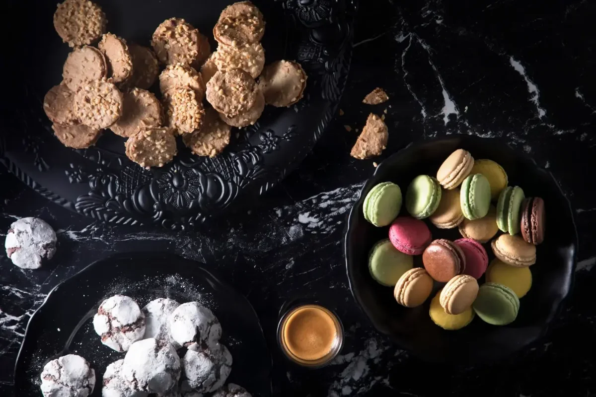 מקרונים ועוגיות על שולחן שחור