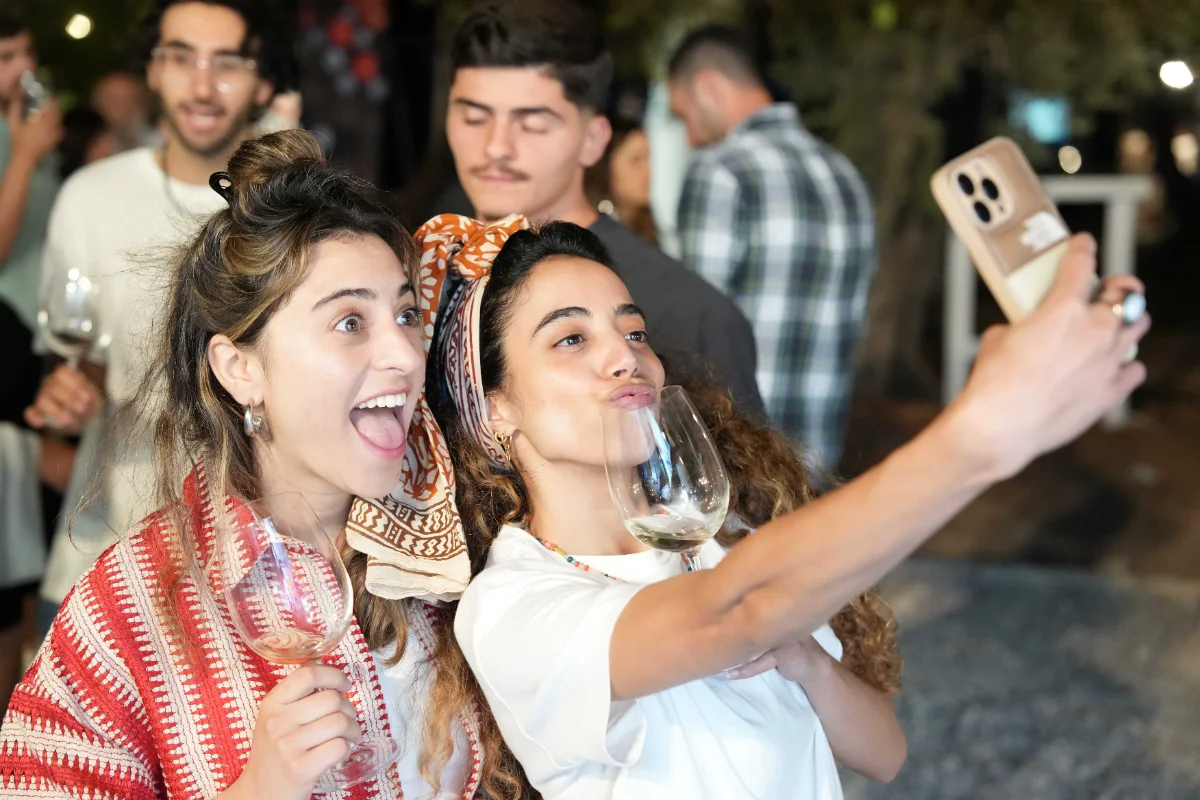 2 נשים שותו יין ומצלמות סלפי