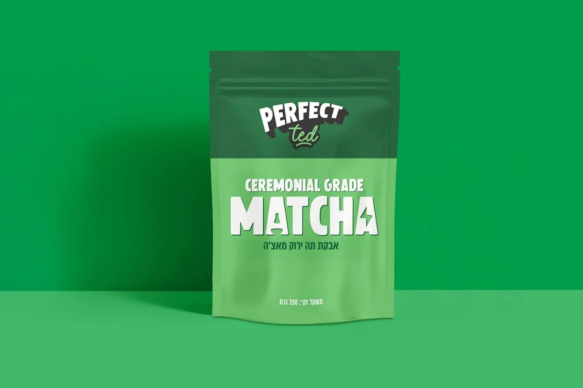 אריזת אבקת מאצ'ה ירוקה "PERFECT ted MATCHA" על רקע ירוק בהיר.