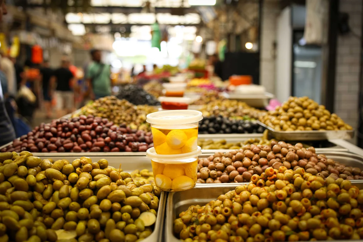 מגוון זיתים בשוק