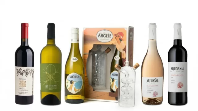 5 בקבוקי יין מסודרים