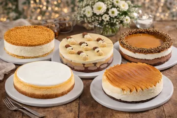 עוגות מונחות על שולחן חג עם פרחים