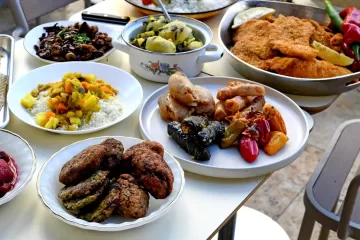 שולחן עמוס במנות אוכל מוכן לשבת ממעדניית דאדי כולל שניצלים, ממולאים וקציצות