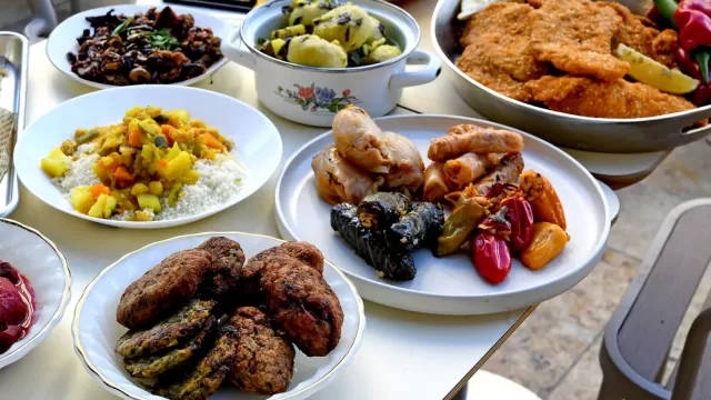 שולחן עמוס במנות אוכל מוכן לשבת ממעדניית דאדי כולל שניצלים, ממולאים וקציצות