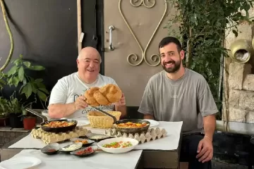 בראנץ' של ד"ר שקשוקה ב-AKA44