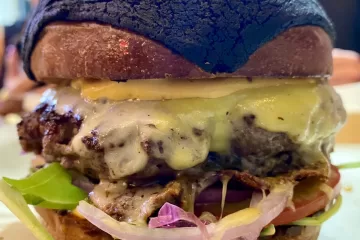 המבורגר עם גבינה ולחמניית שום שחור