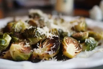 כרוב ניצנים צלוי בתנור עם שום, פרמזן ושמן זית