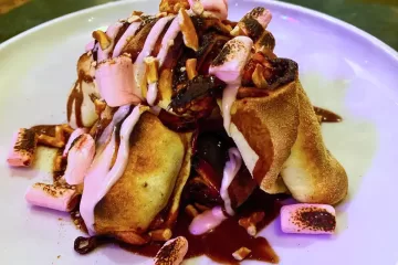 רוזלך קרם מרשמלו, שוקולד מריר, פירורי בייגל מלוח ופתיבר, רוטב שוקולד מריר ומיני מרשמלו חרוך