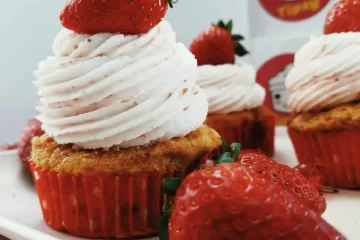 קאפקייקס וניל תות וקרם תותים בשמנת