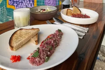 יודי בר אוכל בשוק תלפיות חיפה