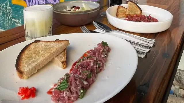 יודי בר אוכל בשוק תלפיות חיפה